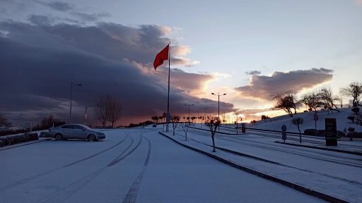 Ey şimdi süzgün, rüzgârlarda dalgalı;
Yüksek yerlerde açan çiçeğim.
#Greece #Bayrak