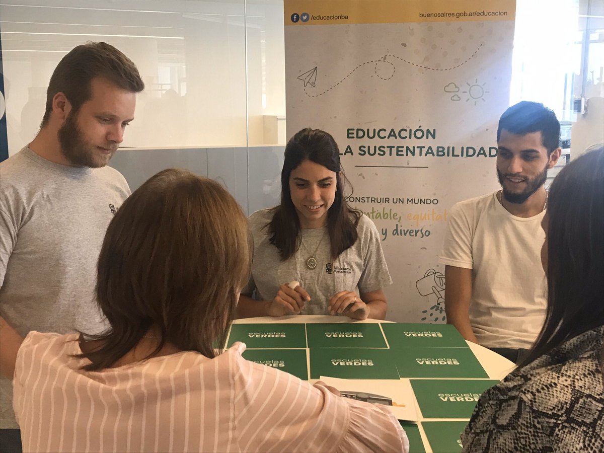 AngieGPizarro's tweet photo. Junto a los empleados del Ministerio de Educación, en el nuevo edificio del Barrio 31, conversamos sobre separación de residuos. 🌱♻️ #MinisterioSustentable @EducacionBA https://t.co/10L0EV5N9X
