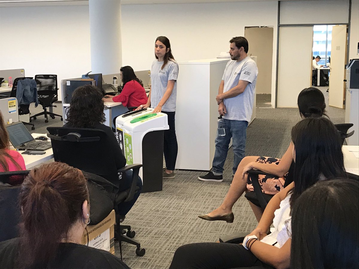 AngieGPizarro's tweet photo. Junto a los empleados del Ministerio de Educación, en el nuevo edificio del Barrio 31, conversamos sobre separación de residuos. 🌱♻️ #MinisterioSustentable @EducacionBA https://t.co/10L0EV5N9X