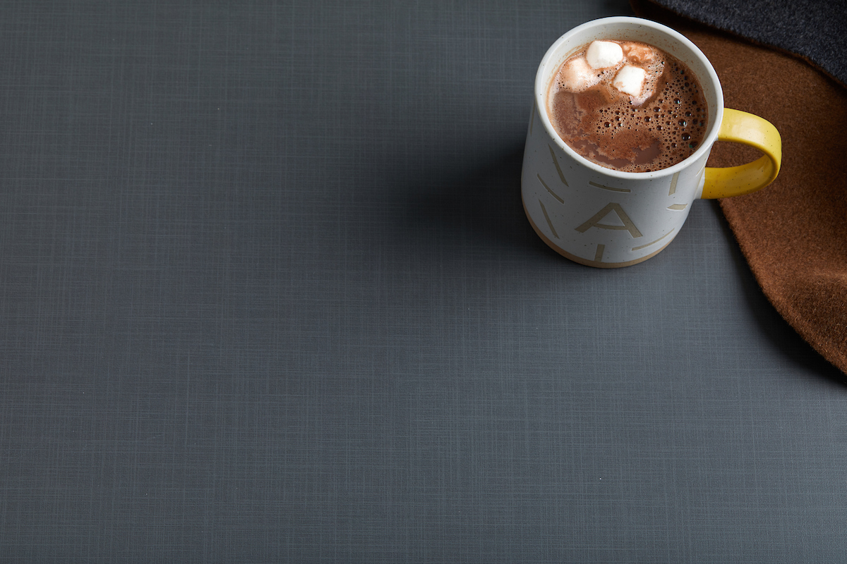 Confortable et charmant, le concept danois de «hygge» nous aide à traverser les mois d’hiver. Abstraits à petite échelle, comme notre Chambray Ombré P414, ajoutent un élément de quiétude et de confort à n’importe quel motif. arborite.com/chambray-ombr?…