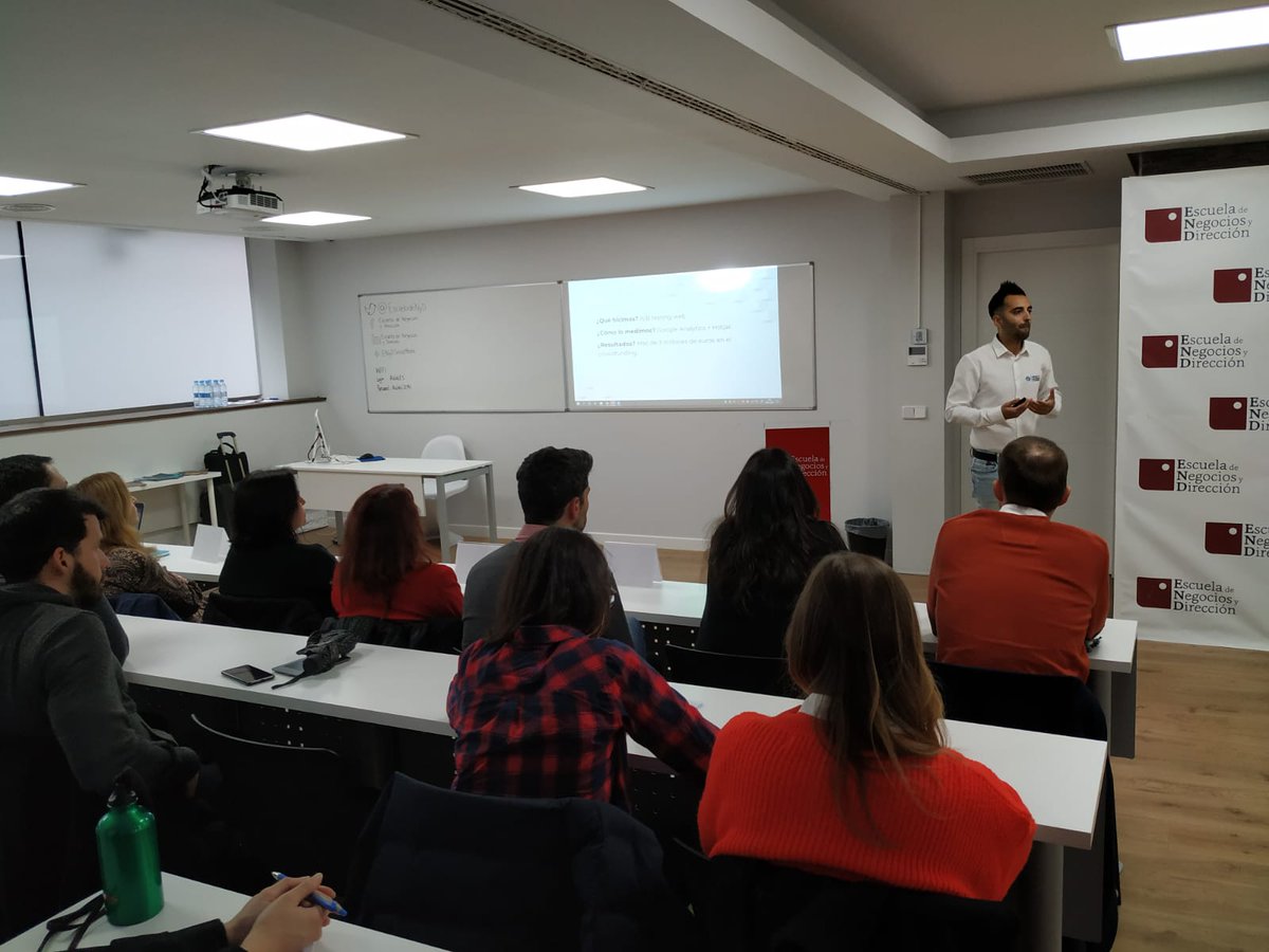 Empezamos fuerte el #ENyDSocialMedia con uno de los grandes, <a href="/DonPabloBernal/">Don Pablo🎈 Kimoon</a> 👌que nos está hablando de la importancia del #copywriting, algo bastante abandonado en el #B2B