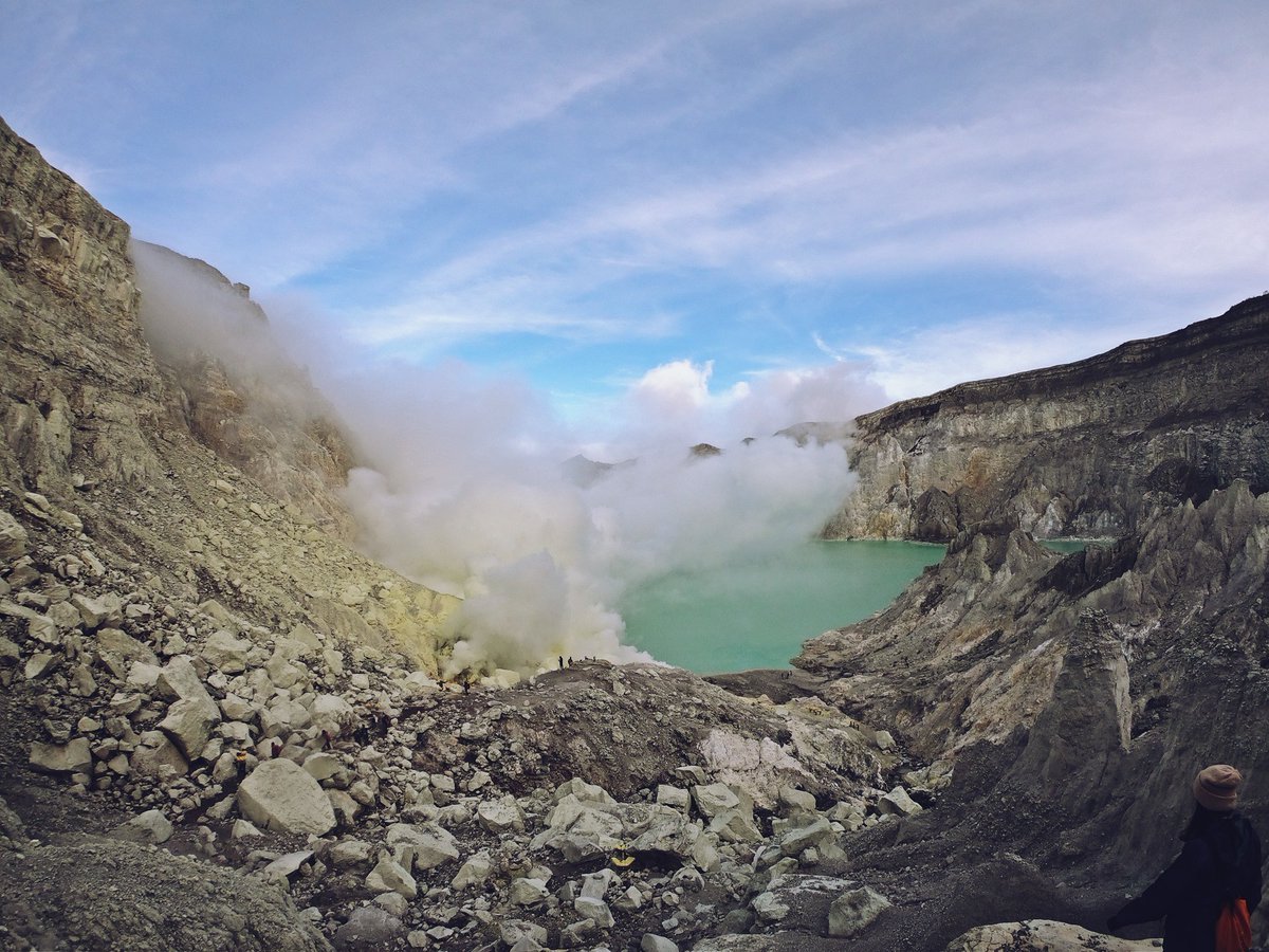 gayatravel's tweet photo. #GayaSnapshot: The miraculous "blue fire" is not at the peak, but somewhere inside Ijen Crater, known to be the most acidic lake in the world. The journey going to the crater is more dangerous than the 2 hours hike to the peak of Mount Ijen. Find out more: https://t.co/75nMlRo8Qt https://t.co/KnK9BtukLi