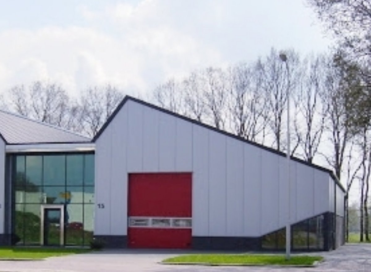 De locatie in Nieuwleusen gaat verhuizen naar een nieuw pand op het industrieterrein De Grift in Nieuwleusen.
Hierdoor kunnen we doorgroeien en onze klanten nog beter bedienen.
hzreiniging.nl