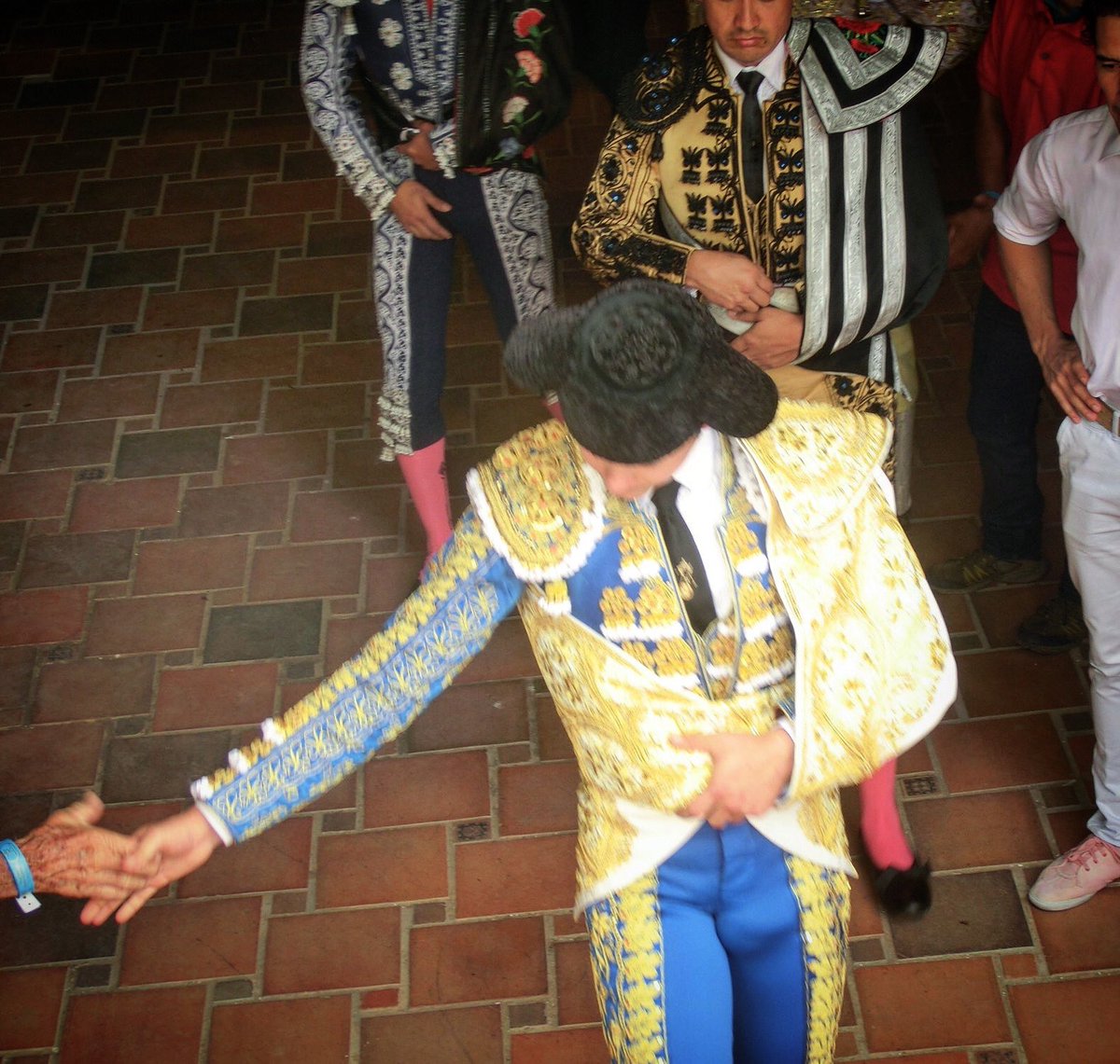 “Las manos que ayudan son más nobles que los labios que rezan”

🇫🇷“Les mains qui aident sont plus nobles que les lèvres qui prient”
🍀M..V🍀🤝❤️