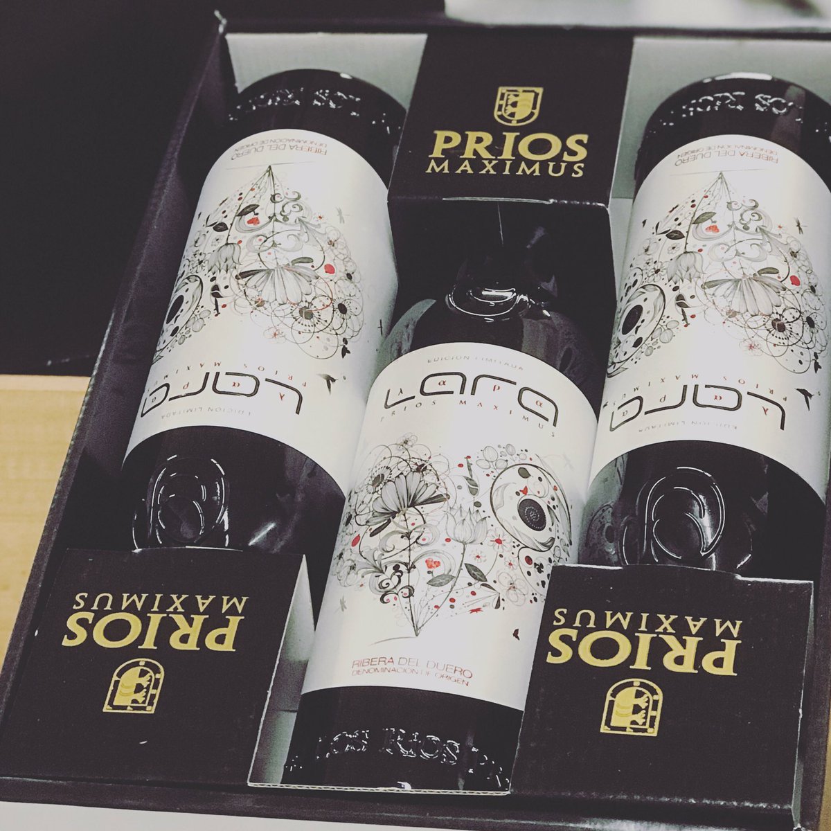 distrioval's tweet photo. 🍷 Lara ya está con nosotros. 🍇Bodega de los Ríos Prieto elabora, en Pesquera de Duero, este vino envejecido en barricas de roble francés. @DORibera #wine #vino #tinto #calidad #exigencia #disfrutaconmoderación https://t.co/qfW22rKngx