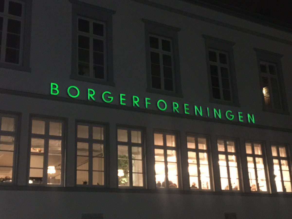 lykkefriis's tweet photo. Fuldt hus i Borgerforeningen i Flensborg få uger før 100 året for genforeningen. Herlig aften, ikke mindst når man er halv tysk og hel dansk 🇩🇰🇩🇪 #genforening2020 #bevarfælleskab #udsyn #håbetseuropa https://t.co/XOFKKDoDQS