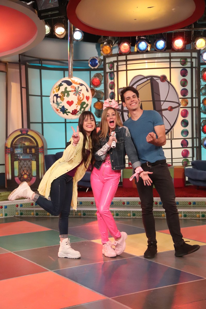 AtomicoOficial's tweet photo. ¿Te aprendiste la coreografía de #EveryBodyDancing? 🤩 @AleSoteldo y @geneesisq aún lo están intentando 🤣 ¡Feliz tarde chicos 🤗  y gracias por sintonízarnos! ❤ https://t.co/QXITaMSKZz