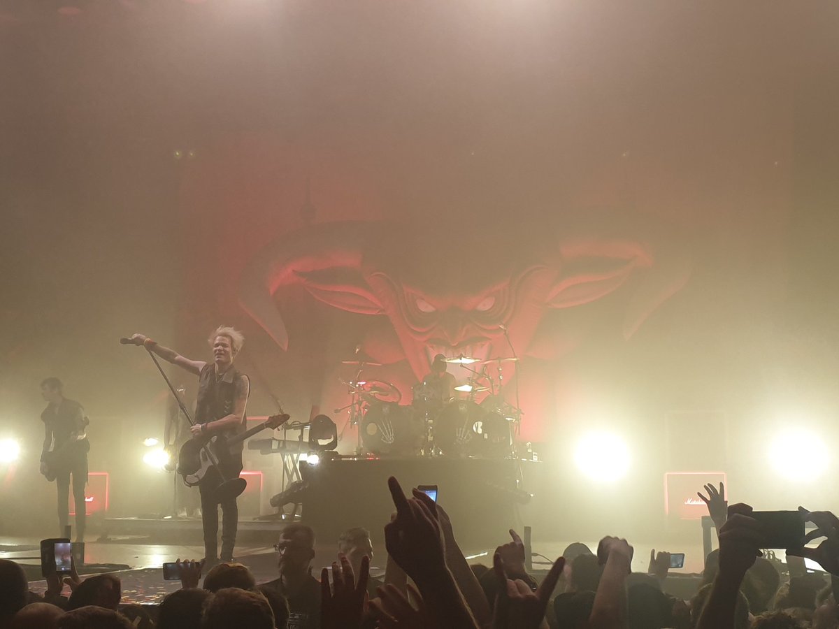nilskern17's tweet photo. Just to let you know, my dear friends, I had a GREAT evening with the incredible guys from @zebrahead and @Sum41 🤘
Thanks for your music, please never stop! #orderindeclineworldtour https://t.co/Q5TwRQ4GHZ