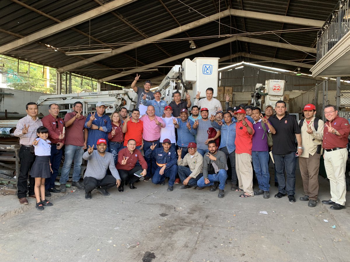 David_Alarid_R's tweet photo. Visita y saludo al personal de la Dirección de Alumbrado Publicó del Ayuntamiento de Culiacán que tengan un feliz Año Nuevo 2020, los mejores deseos de su amigo David Alarid #STASACsomosTodos #UnidosSeguiremosAvanzando https://t.co/o38LaI1O7A