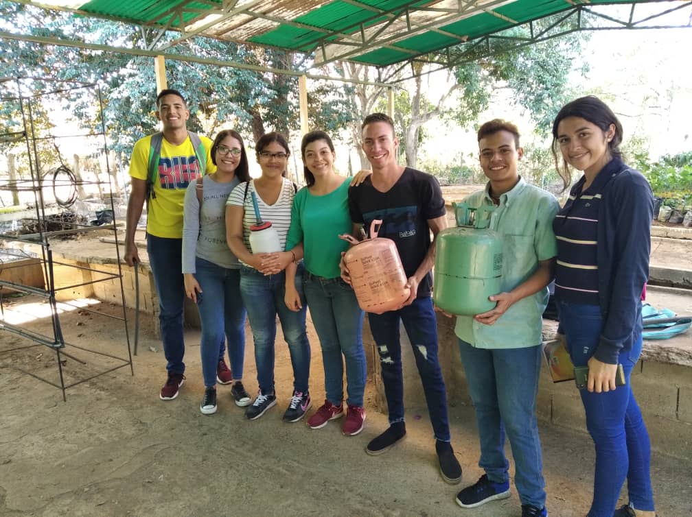 OficialUnerg's tweet photo. #UnergActiva Estudiantes de Hidrocarburos,  mención Gas, realizaron trabajos con Biodigestores. Recibieron charla del prof. Alfredo Sandoval referente al uso, manejo del gas y su adaptación al método de almacenamiento y extracción,  para su posterior estudio de laboratorio. https://t.co/HoxpVKxGSX