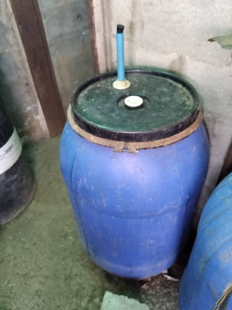 OficialUnerg's tweet photo. #UnergActiva Estudiantes de Hidrocarburos,  mención Gas, realizaron trabajos con Biodigestores. Recibieron charla del prof. Alfredo Sandoval referente al uso, manejo del gas y su adaptación al método de almacenamiento y extracción,  para su posterior estudio de laboratorio. https://t.co/HoxpVKxGSX