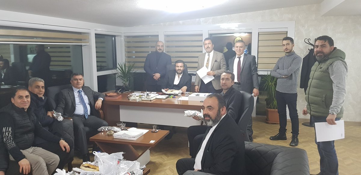 Biz çalışmaya devam ediyoruz. Bu fedakârlıkların hepsi Arma için. Bizlere sabahtan beri dua mesajı gönderen siz taraftarlarımız için.