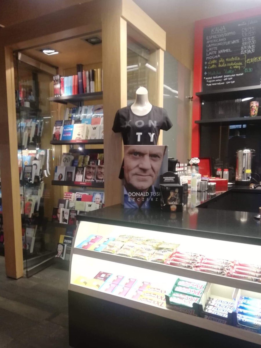 Marszczerano1's tweet photo. Obrzydliwy ołtarzyk w świątyni niezależnego dziennikarstwa przy Czerskiej 🤮 #Wyborcza https://t.co/ejuvJrvjPu