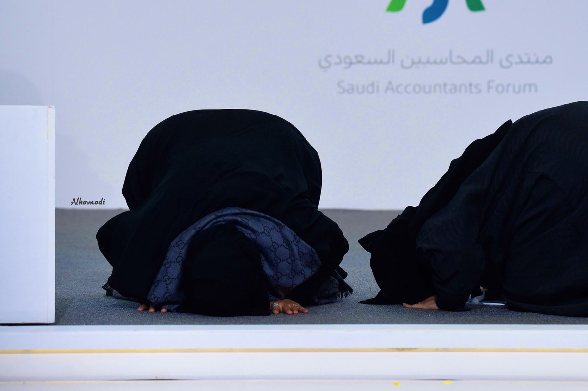 alhamoudi_k's tweet photo. #مرام_الحربي رفضت إكمال دراستها  لإصابة والدتها بمرض خطير ؛!  
وأصرت والدتها أن تكمل دراستها،وفي لحظات عظيمة أثناء التكريم،تصعد والدتها المسرح وتكرم أبنتها بالتخرج 
وتروي قصتها وتعبر عن شعورها وتذرف دموع الفرح وتسجد شكر لله في مشهد مؤثر، إليكم القصة بالفيديو والصور.
@socpa_ksa https://t.co/sbOCthLKeu