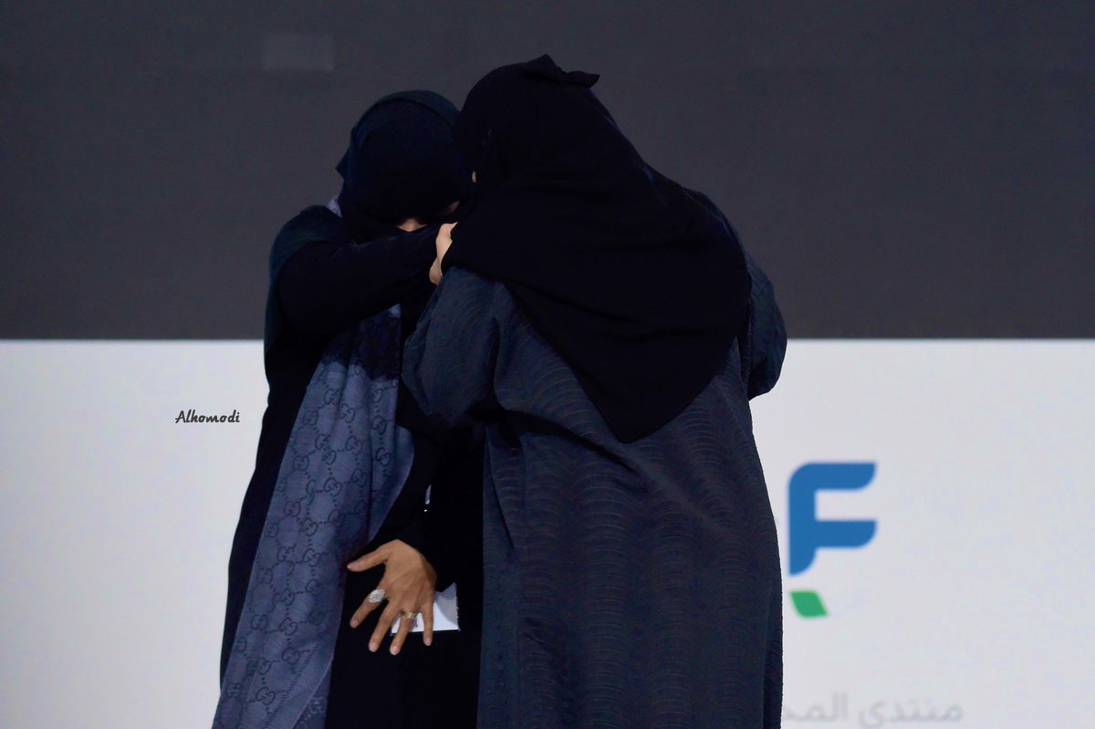 alhamoudi_k's tweet photo. #مرام_الحربي رفضت إكمال دراستها  لإصابة والدتها بمرض خطير ؛!  
وأصرت والدتها أن تكمل دراستها،وفي لحظات عظيمة أثناء التكريم،تصعد والدتها المسرح وتكرم أبنتها بالتخرج 
وتروي قصتها وتعبر عن شعورها وتذرف دموع الفرح وتسجد شكر لله في مشهد مؤثر، إليكم القصة بالفيديو والصور.
@socpa_ksa https://t.co/sbOCthLKeu