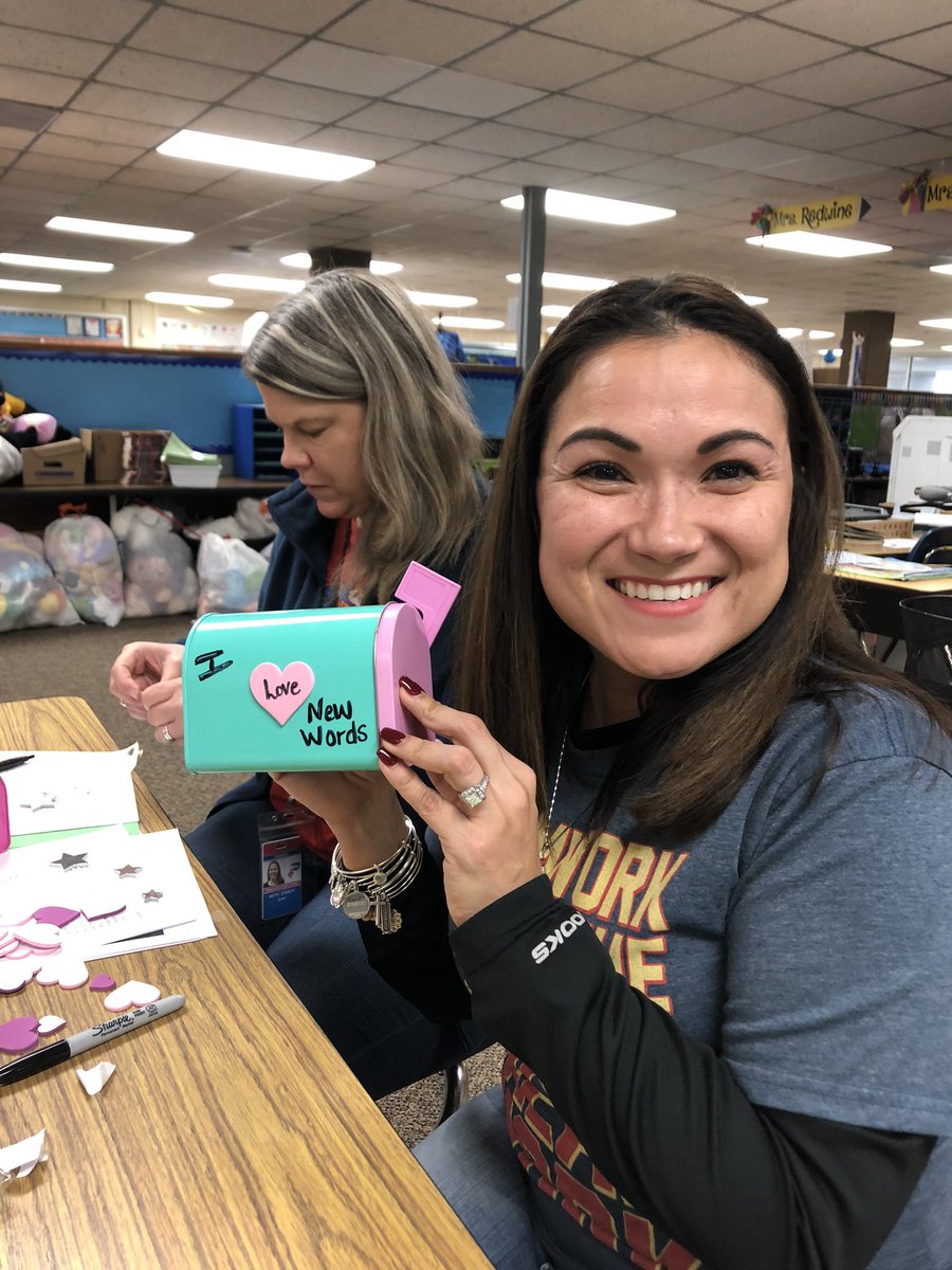 Stephan48719476's tweet photo. Teague teachers practicing vocabulary strategies from 101 Strategies to make Academic Vocabulary Stick! #PISDELAChat #PISDELL https://t.co/MFsTtgdHVx