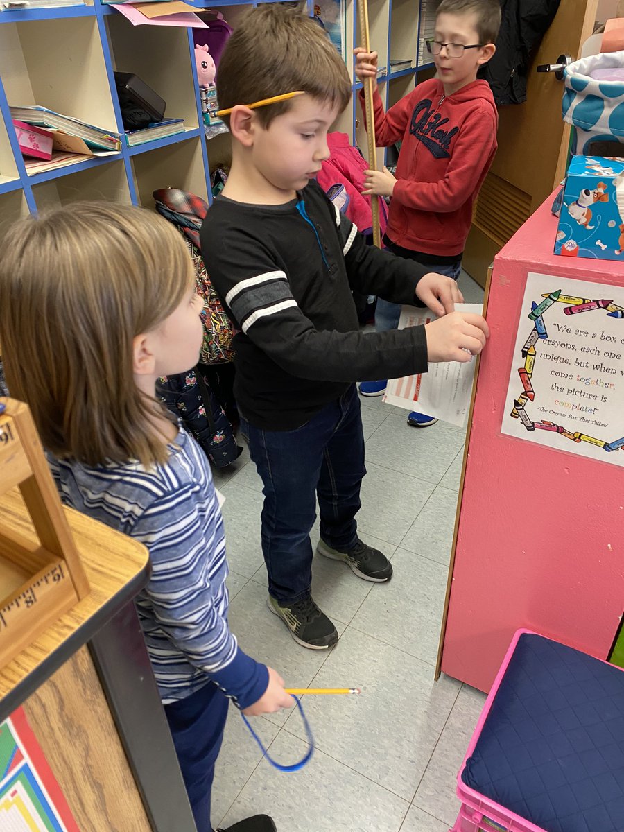 _read2learn_'s tweet photo. Students in @GingerRivers45 class are learning what things in their classroom are longer or shorter than a meter. Next to come is measuring with centimeters! #measuringfun https://t.co/OtDcmt0uOP