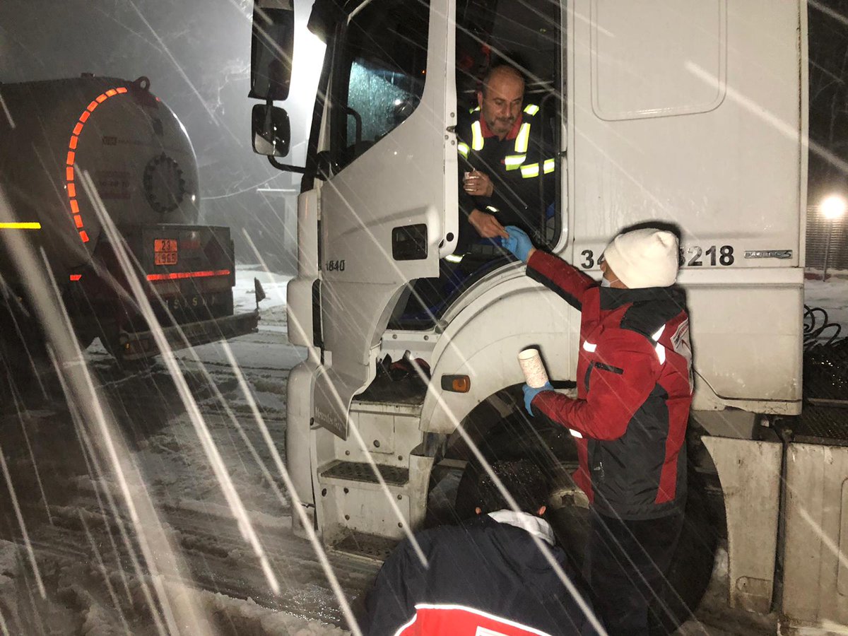 Yoğun kar yağışı sonucu Bolu dağında mahsur kalan vatandaşlarımıza ekiplerimiz tarafından sıcak içecek ve kumanya ikram edildi.