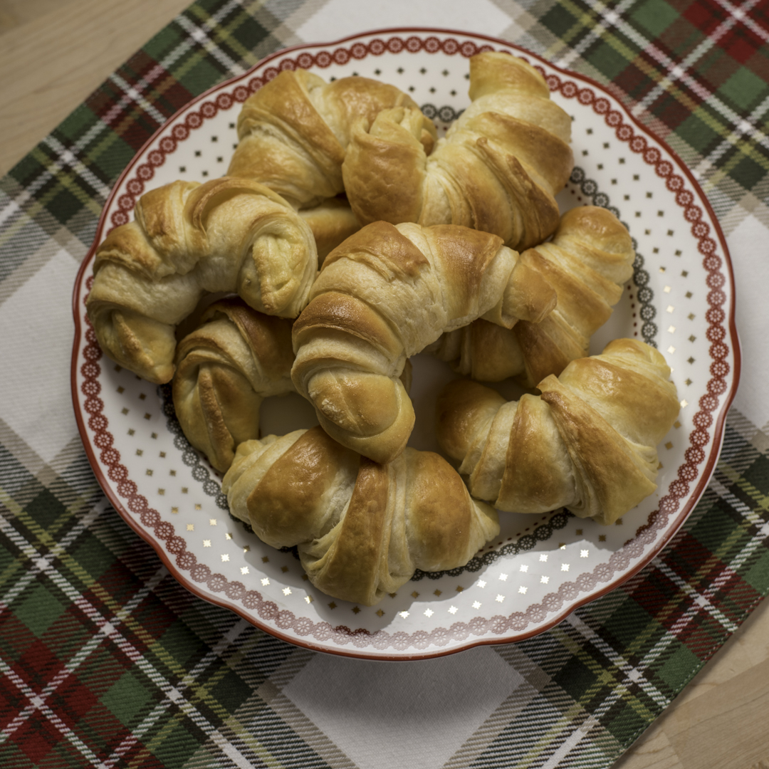 MakeitPerfectly's tweet image. The Flaky Crescent Rolls in the Winter Holiday Pack is the next best thing to a fresh croissant from your local bakery. Crispy, flaky and delicious, you and your guests will be amazed when you pull them from your oven. bit.ly/2QjUObA