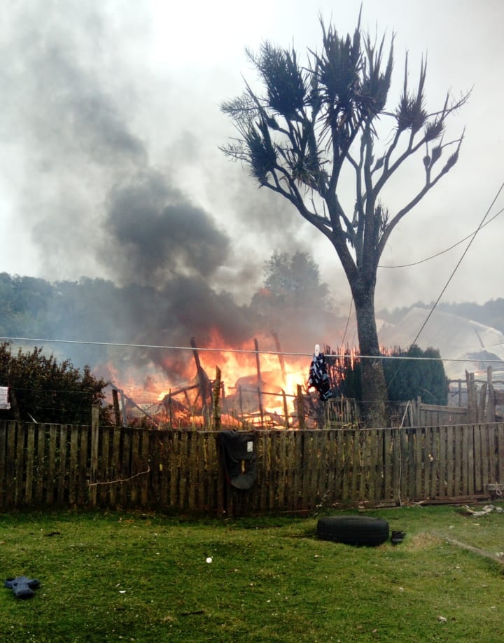 erchiloe's tweet photo. #Queilen 🚨
Incendio estructural reduce a escombros una vivienda en el Sector #Alqui en la isla #Tranqui.
📷 https://t.co/KYyrXh0Uyl
@reddeemergencia @GrupoWurtlitzer @OmegaQuellon @pera334 @HorizonteQFM https://t.co/Qv5bciYt7s