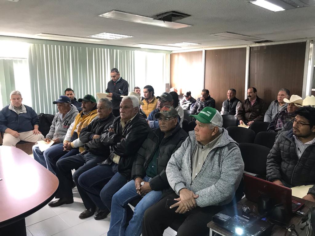 LagunaSeder's tweet photo. Representando al Secretario de @SEDERCOAH @flores_mendez Subsecretario de Fomento Agropecuario @AGMartCan preside reunión de trabajo con productores de la región Laguna con el tema "Seguro Agrícola". Lo acompaña Coordinador Regional de la  dependencia Teodoro Arguijo @mrikelme https://t.co/3hxAk6CaUz