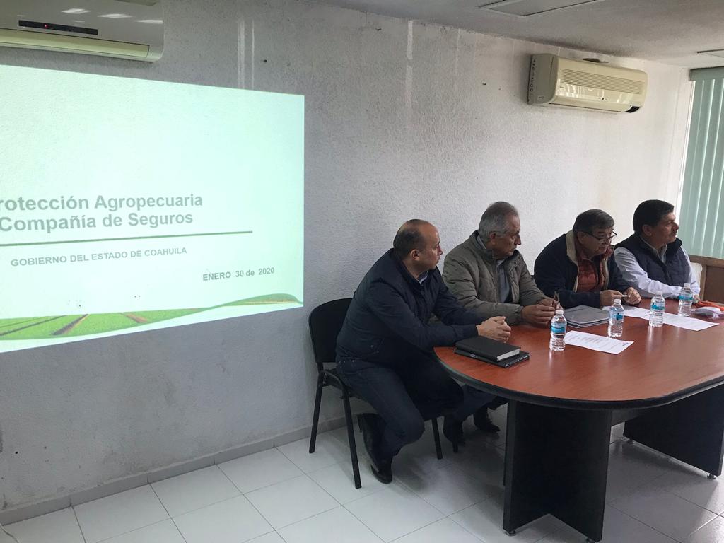 LagunaSeder's tweet photo. Representando al Secretario de @SEDERCOAH @flores_mendez Subsecretario de Fomento Agropecuario @AGMartCan preside reunión de trabajo con productores de la región Laguna con el tema "Seguro Agrícola". Lo acompaña Coordinador Regional de la  dependencia Teodoro Arguijo @mrikelme https://t.co/3hxAk6CaUz
