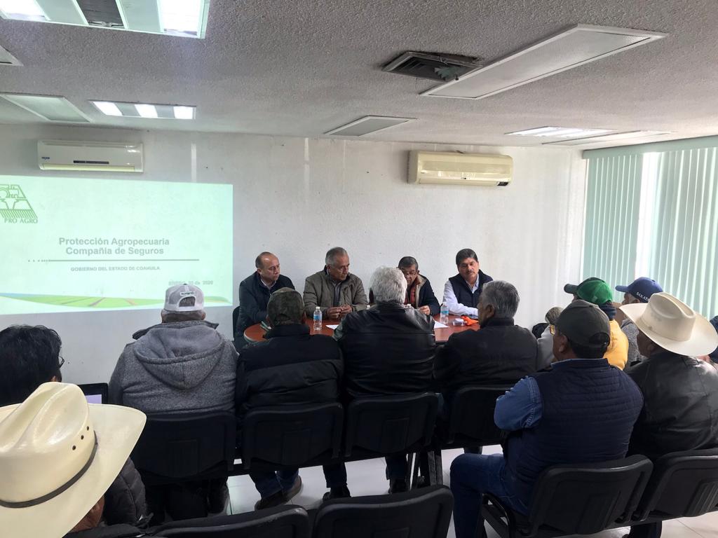 LagunaSeder's tweet photo. Representando al Secretario de @SEDERCOAH @flores_mendez Subsecretario de Fomento Agropecuario @AGMartCan preside reunión de trabajo con productores de la región Laguna con el tema "Seguro Agrícola". Lo acompaña Coordinador Regional de la  dependencia Teodoro Arguijo @mrikelme https://t.co/3hxAk6CaUz