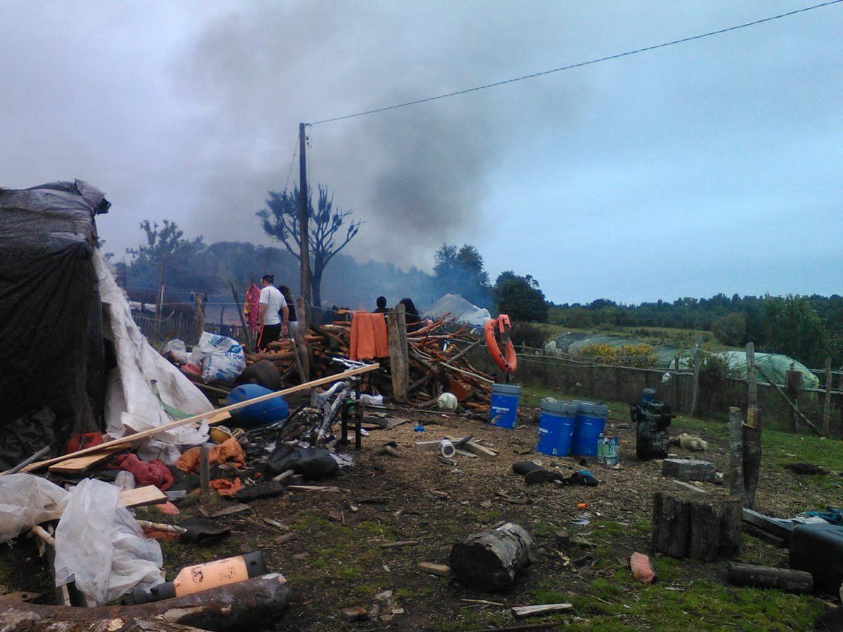 erchiloe's tweet photo. #Queilen 🚨
Incendio estructural reduce a escombros una vivienda en el Sector #Alqui en la isla #Tranqui.
📷 https://t.co/KYyrXh0Uyl
@reddeemergencia @GrupoWurtlitzer @OmegaQuellon @pera334 @HorizonteQFM https://t.co/Qv5bciYt7s