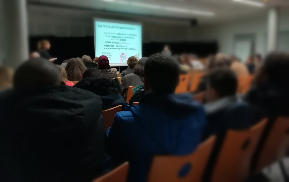 Réunion sur l'orientation animée par la Psy-EN du collège Stendhal : 3 familles de lycéens témoignent auprès des familles d'élèves de 3ème. #temoignagedepairsàpairs #forumdelorientation #DémoCampus <a href="/acnantes/">Académie de Nantes</a> <a href="/Prefet44/">Préfet des Pays de la Loire et de Loire-Atlantique</a> <a href="/Robin_Salecroix/">Robin Salecroix</a> @DonzelotJul