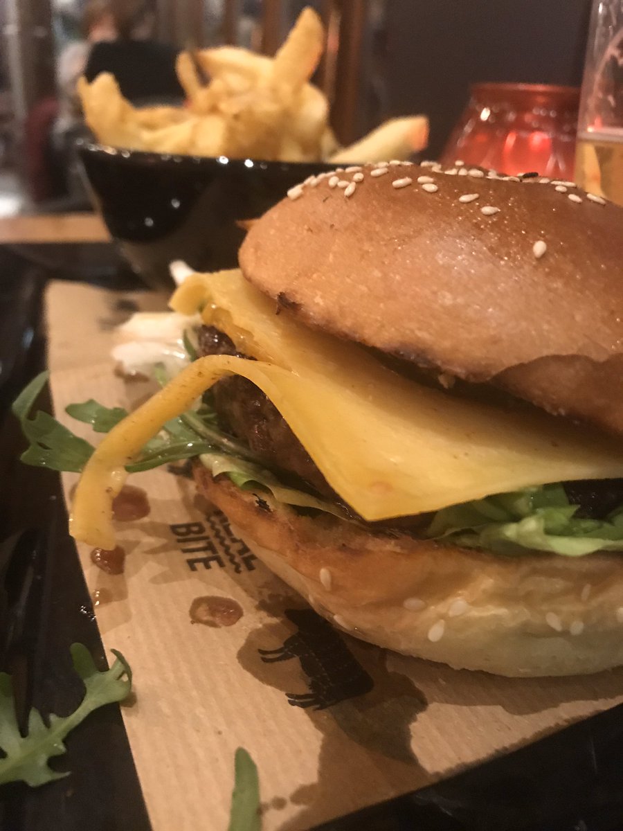 miymaon's tweet photo. 夕食はチーズたっぷりのチーズバーガー、のつもりがチーズはとろけてなかったので、なんとなくチーズ感がうすい。
でもおいしいハンバーガーでした^^
大満足!
#アムステルダム
#オランダグルメ
#bugerbar https://t.co/KuYxkVySN9