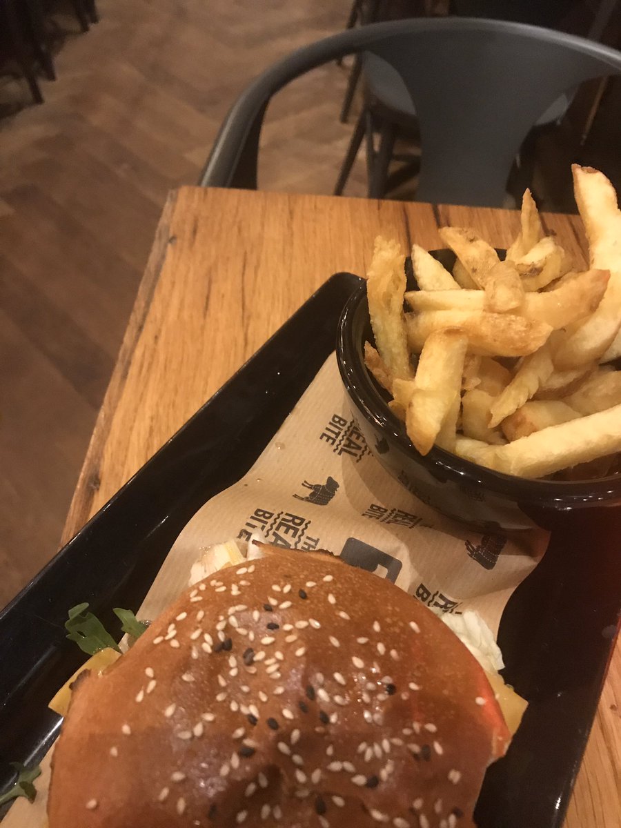 miymaon's tweet photo. 夕食はチーズたっぷりのチーズバーガー、のつもりがチーズはとろけてなかったので、なんとなくチーズ感がうすい。
でもおいしいハンバーガーでした^^
大満足!
#アムステルダム
#オランダグルメ
#bugerbar https://t.co/KuYxkVySN9