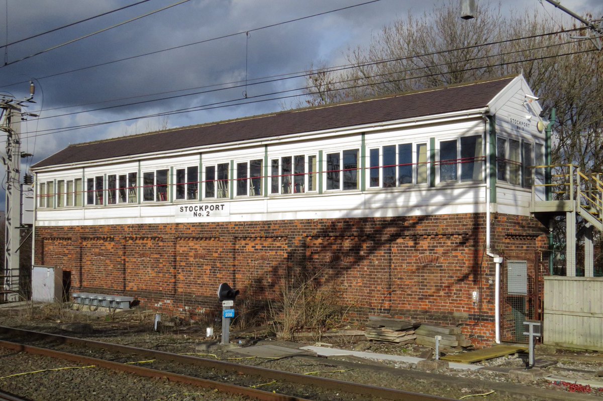 TheFatPigeon2's tweet photo. Stockport Number 2 Signalbox from a few years ago #stockport #railways #trains #signalbox #stockportsignalbox #railway #traingeek #railgeek https://t.co/vMkZu8cGB1