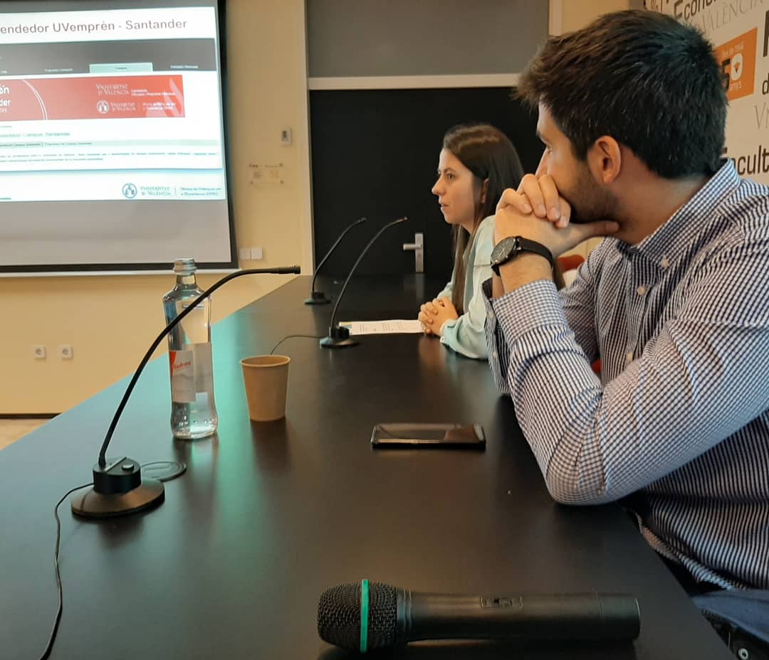 murfhoeth's tweet photo. Hui hem presentat el programa @ExplorerByX que organitzen @emprendecise i @SantanderX amb el patrocini de @SantanderUni en la @FdEconomiaUV.
Hem contat amb els testimonis🔝 de @david_pistoni CEO de @zeleros i de @MariaClaudiaRus, estudiant @FacFarmacia_UV i CEO de @GaiaSolve https://t.co/tTzxPNyZ3R
