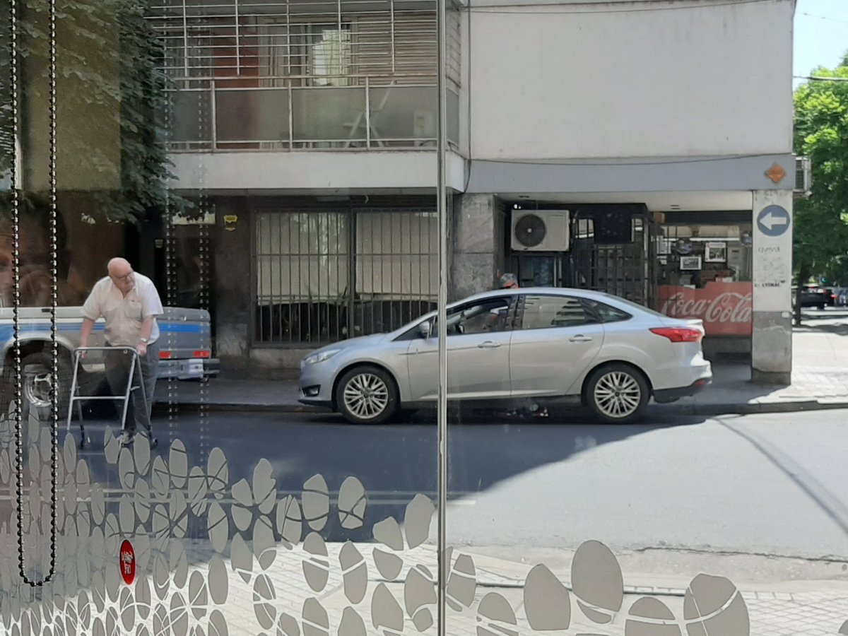 Vherenu's tweet photo. Un señor haciendo peripecias  con su andador, el conductor cómodamente lo mira primero desde dentro del auto, después se baja, le indica cruzar entre su auto y el anterior. Estacionado en la franja amarilla.
Respeto? Educación vial y de la otra. Oportunidades Catamarca y E Rios https://t.co/trRMKi2U6z