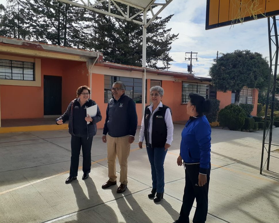 Esta mañana el Secretario @atilanorp visitó la Escuela Telesecundaria 46 de Estación de Apulco, Metepec, donde convivió con las y los estudiantes y les refrendó el compromiso del Gobierno de <a href="/omarfayad/">Omar Fayad</a> para brindarles una educación que les permita salir adelante.