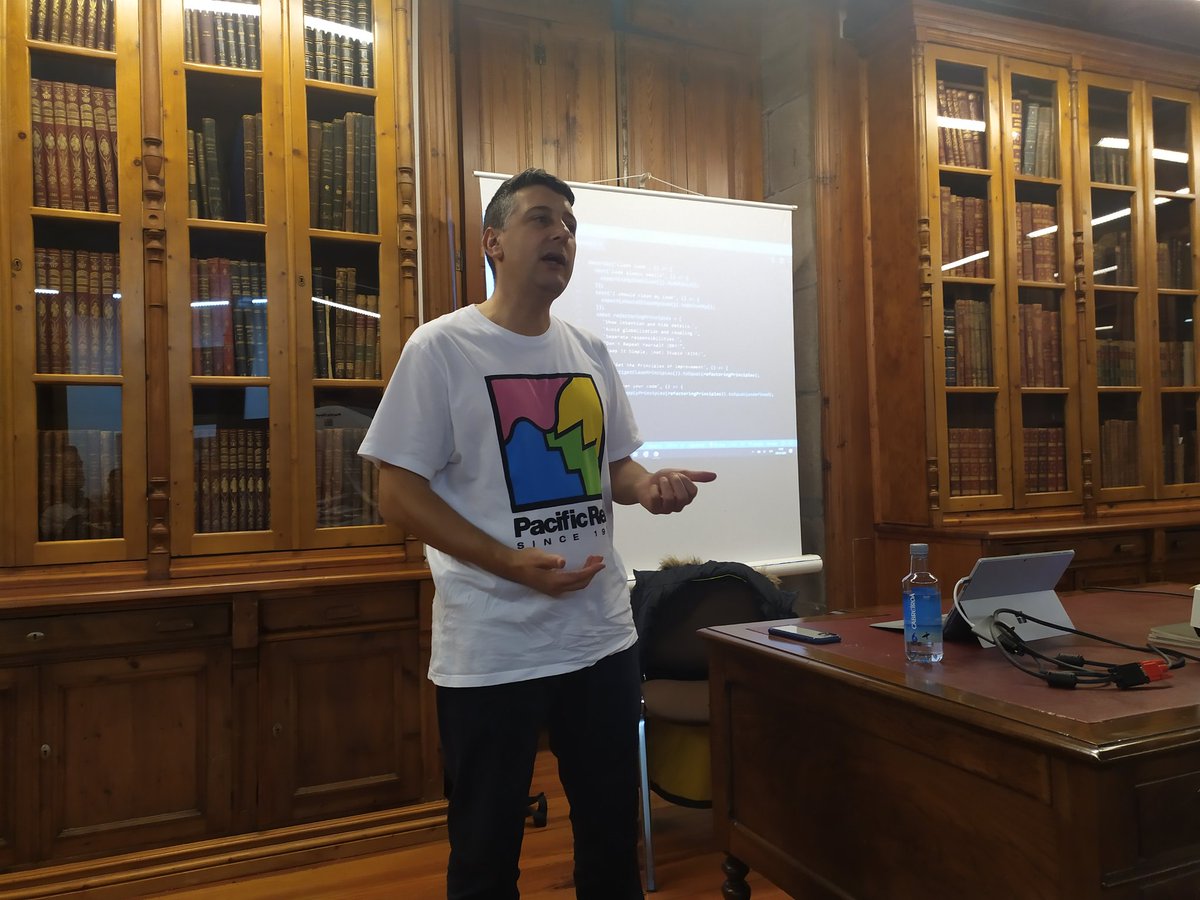 JavaScriptVigo's tweet image. Comenzamos o meetup! #cleancode #refactortypescript Grazas @albertobasalo