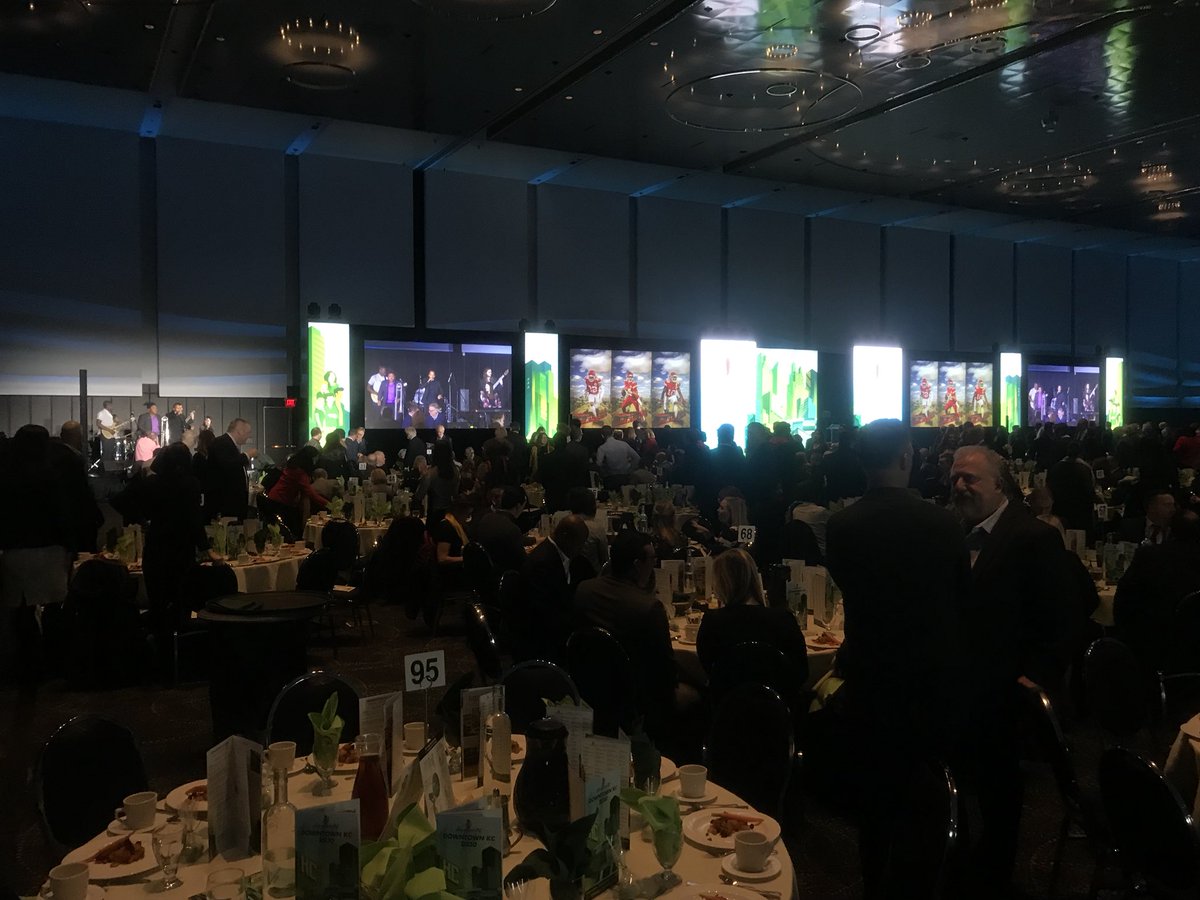 ULIKansasCity's tweet photo. One of #ULIKC’s own! Lynn Carlton, Principal & Regional Director of Planning @HOKSportsRecEnt, kicks off the #DowntownKC20 Annual Luncheon by introducing @MayorLucasKC
#KansasCity #DowntownKC #KCHeartland @godowntownkc https://t.co/WvnKEfUTxe