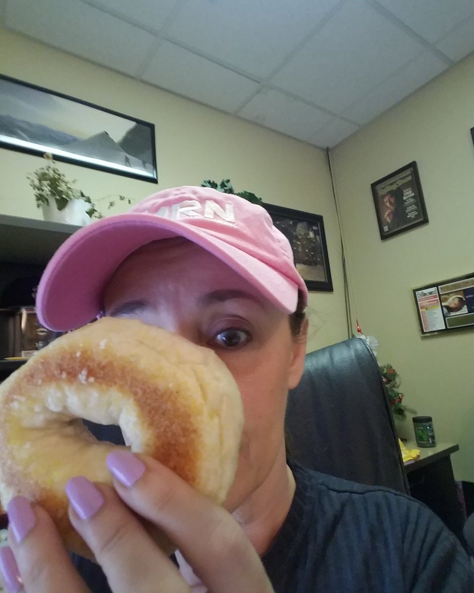 TheresaLucas3's tweet photo. It saddens me that there's a perfectly good turkey sandwich at home in the fridge but I gotta eat a day-old bagel for lunch. #forgotmylunch #again #bagel https://t.co/14mxalD3Qc