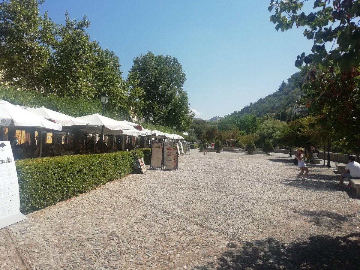 Casalunaconchar's tweet photo. Carrerra del Darro, at the foot of the #Alhambra is a magical place to be at any time of the year in #Granada. #Andalucia #Conchar #casalunaconchar https://t.co/4rdIcVbxhD