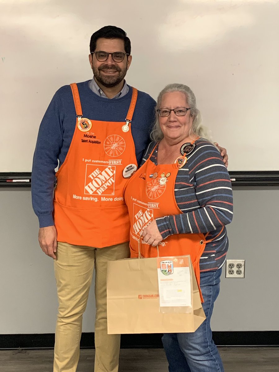 Linda from store 8975 in Oroville being recognized by Moshe from our TAC team for creating shareholder value by having the best speed to hire in the PAC North Region!  Awesome job Linda!  @destinykinghd  @SM_Kim_8975 @Alishacorona @Carrie_e_Garcia @1marrsman @steveknott020