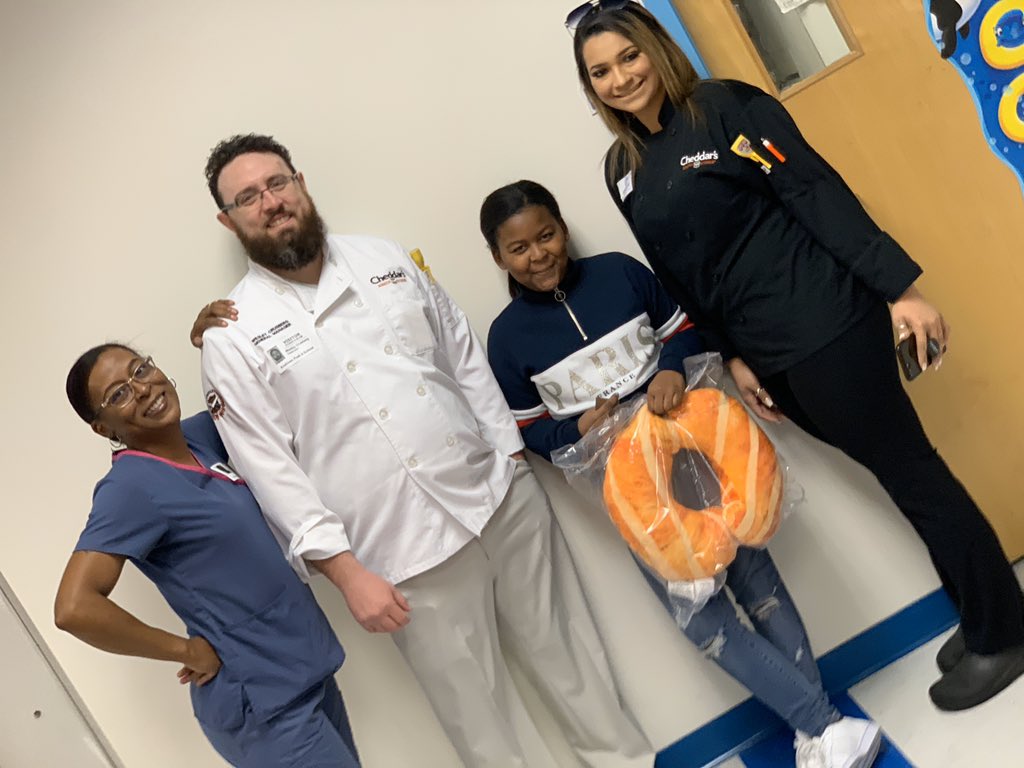 AndrewsPreK8's tweet photo. Ms. Shipley's class wrote expository essays on the topic, "What is your favorite restaurant and why?" One student wrote her essay on Cheddars, in NN. Her mom sent the essay to Cheddars. 2chefs from the restaurant came w/gifts for the student &amp; honey butter croissants for class. https://t.co/8hSEVDIFoV