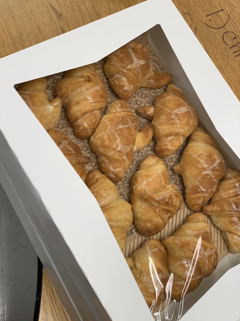 AndrewsPreK8's tweet photo. Ms. Shipley's class wrote expository essays on the topic, "What is your favorite restaurant and why?" One student wrote her essay on Cheddars, in NN. Her mom sent the essay to Cheddars. 2chefs from the restaurant came w/gifts for the student &amp; honey butter croissants for class. https://t.co/8hSEVDIFoV