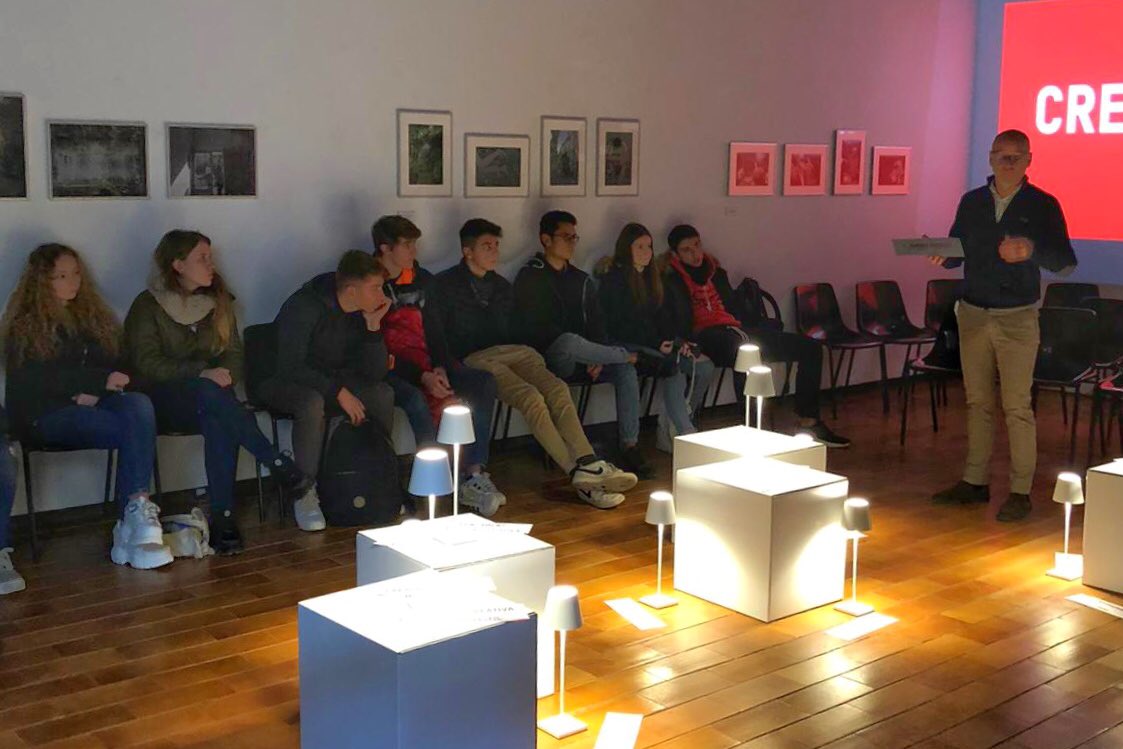 Diacvic's tweet image. A través d’una APP hem portat a 400 alumnes de batxillerat de @VedrunaCat a diferents espais de Vic, per reflexionar sobre el futur. En un d’aquest espais, hem parlat de la creativitat.