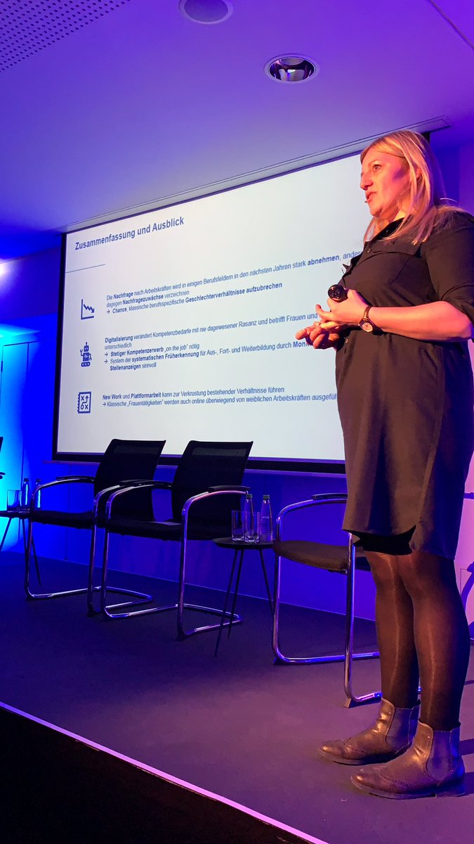 bwstiftung's tweet image. Digitalisierung verändert Kompetenzen und Anforderungen. Aber Deutschland ist langsam! Trotzdem können berufsspezifische Geschlechterrollen durch #Digitalisierung aufgebrochen werden. @gd_women #GDWinSTR