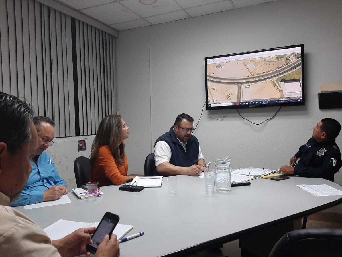 CDEMexicali's tweet photo. Mexicali merece vialidades en las que se transite de manera eficiente y segura, esta es la preocupación y ocupación de nuestro Comité de Movilidad Urbana.

El trabajo en equipo multiplicará nuestro resultado

https://t.co/cmX9BG5jlL https://t.co/4GIqOIksq6