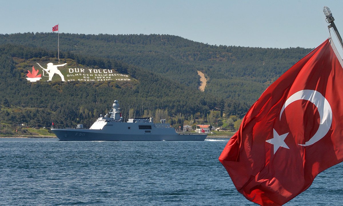 Tarihim, şerefim, şiirim, herşeyim olan, rengini şehidimin kanından alan şanlı bayrağım...sana uzanan eller kırılsın.