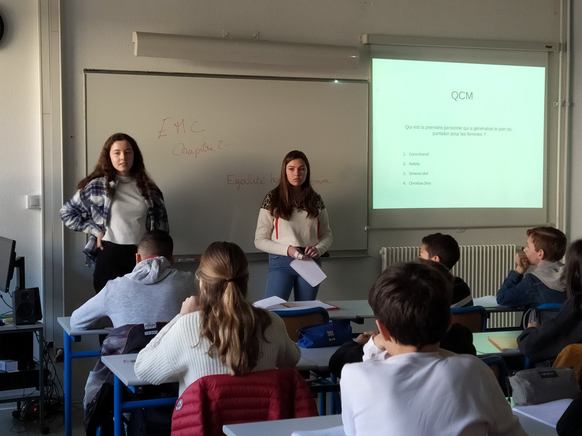 cdieganaude's tweet image. Quand 3 élèves du club média du @Clg_Eganaude sont sollicitées par une enseignante d&apos;EMC pour sensibiliser une classe de 5e à l&apos;égalité filles-garcons....👌#enseignementparlespairs #paroleliberee #sexisme #stereotypesfillesgarcons #bravolesfilles