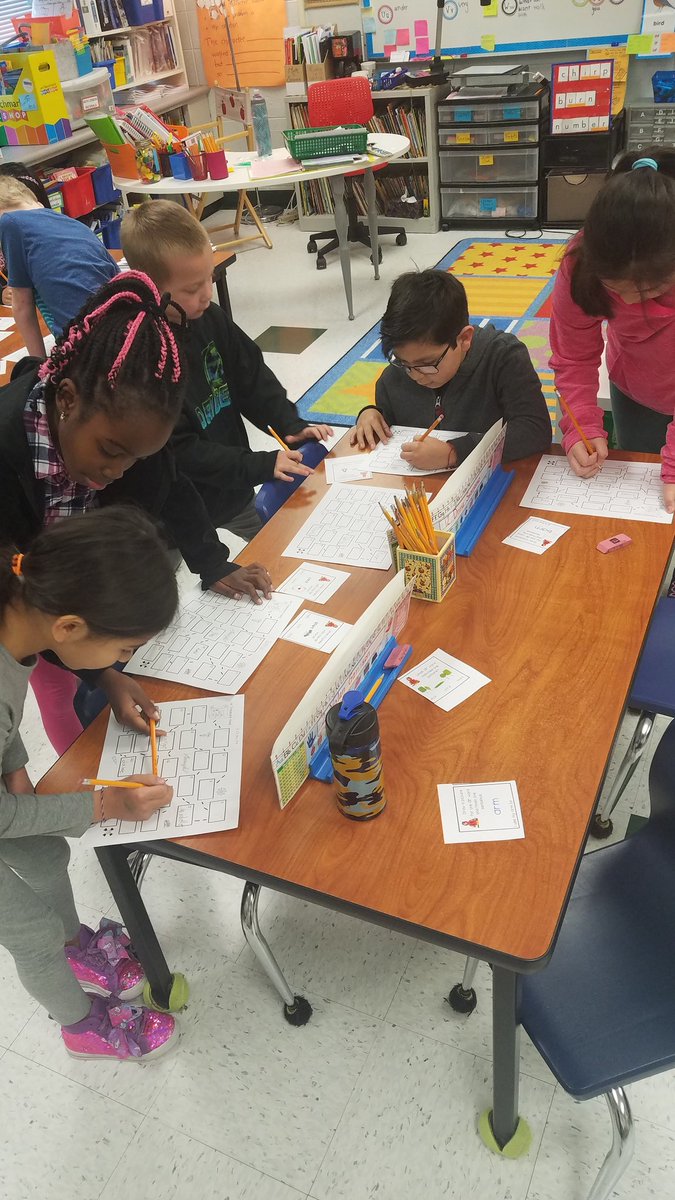 MrsKomosaClass's tweet photo. Word study....  "Ar" treasure hunt.
@ofeliakoo @CArmendarizMxwl @MsAcosta220 https://t.co/GXJfylNWQ3