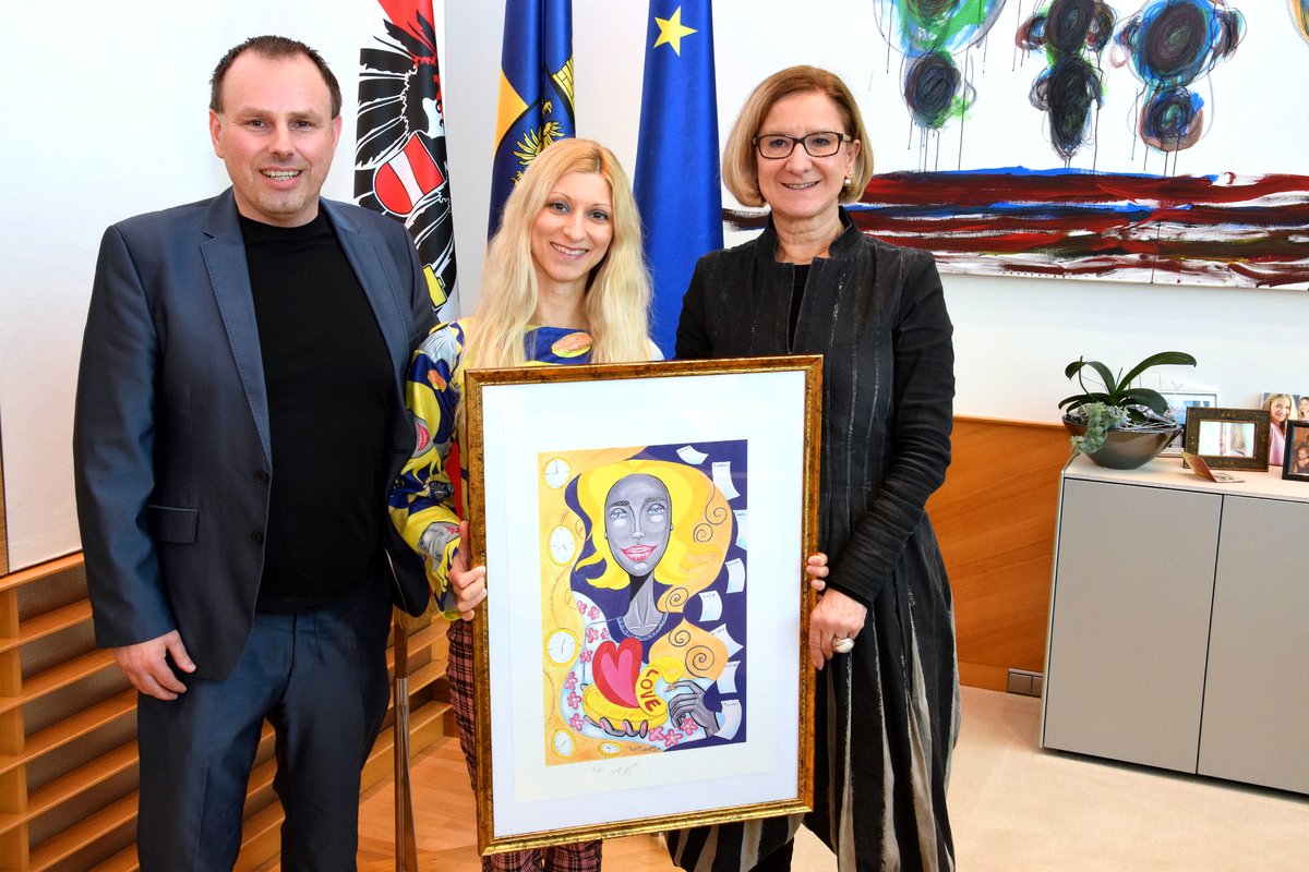tanjaplayner's tweet photo. Es war eine schöne Bildübergabe an Landeshauptfrau Johanna Mikl-Leitner.
Johanna ist eine Powerfrau, die sich für sehr viele Themen engagiert und ein offenes Ohr hat
#kunst #österreich #zib2 #ÖVP #popart #türkisgrün Regierung #nzz #art #contemporaryart paks gallery #Krone https://t.co/S8b4kwiWAQ