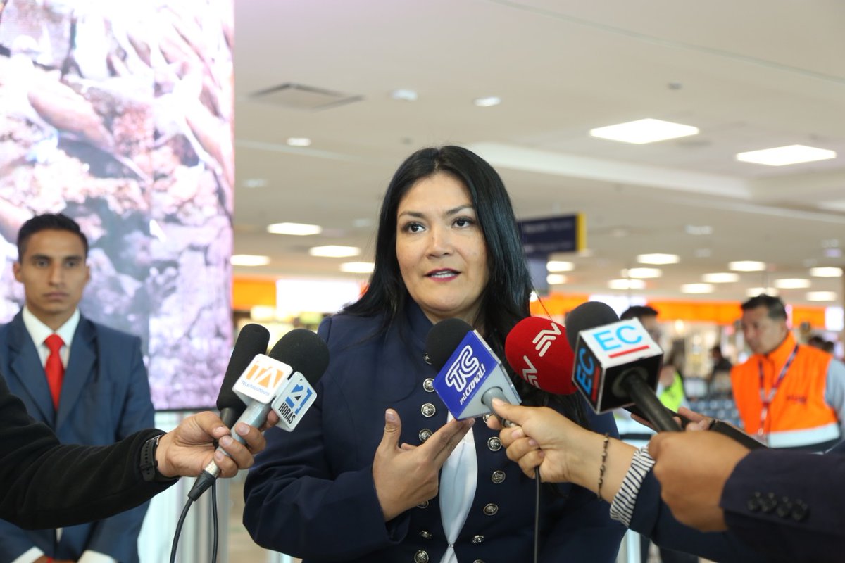 Salud_Ec's tweet photo. Durante el recorrido en el Aeropuerto, @CataAndramuno, Ministra de Salud, brindó declaraciones a los medios de comunicación para informar sobre acciones de control implementadas. #PrevenciónEsSalud https://t.co/L9mBjfxuv2